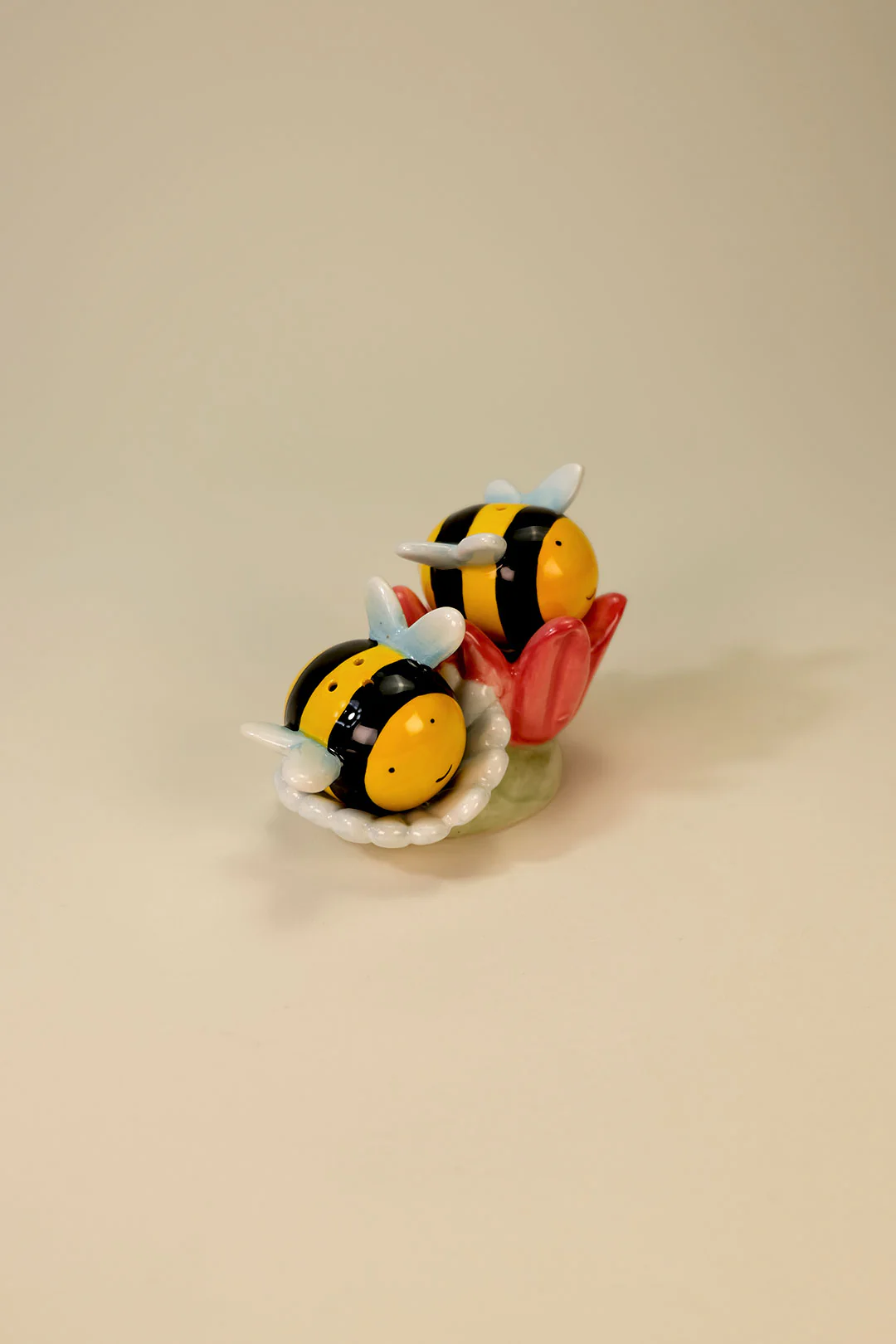 Bumble Bee & Flower Salt & Pepper Set - Image 4